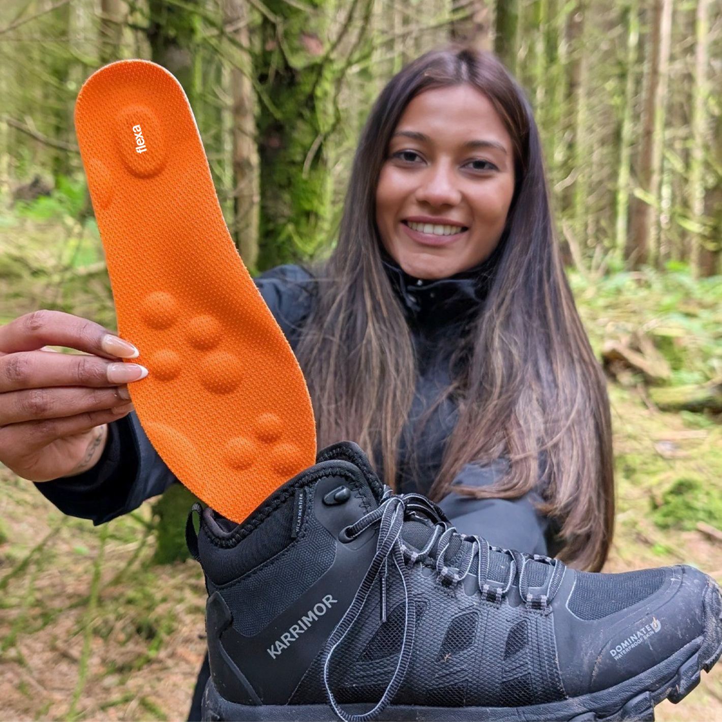 masaj tabanlığı kullanan yürüyüşçü kadın